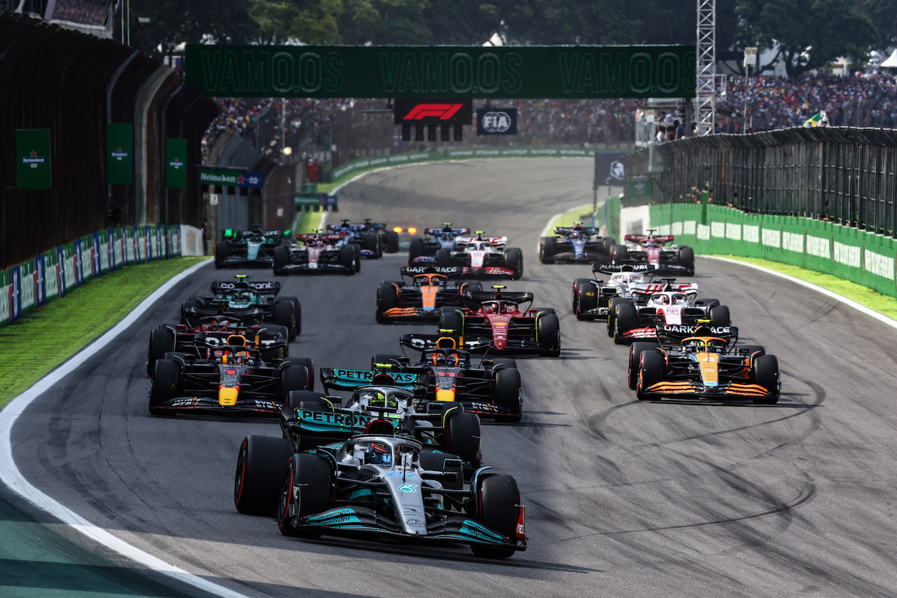 GP BRASILE, Start of the race, George Russell (GBR), Mercedes AMG F1 
13.11.2022. Formula 1 World Championship, Rd 21, Brazilian Grand Prix, Sao Paulo, Brazil, Gara Day.
- www.xpbimages.com, EMail: requests@xpbimages.com © Copyright: Charniaux / XPB Images