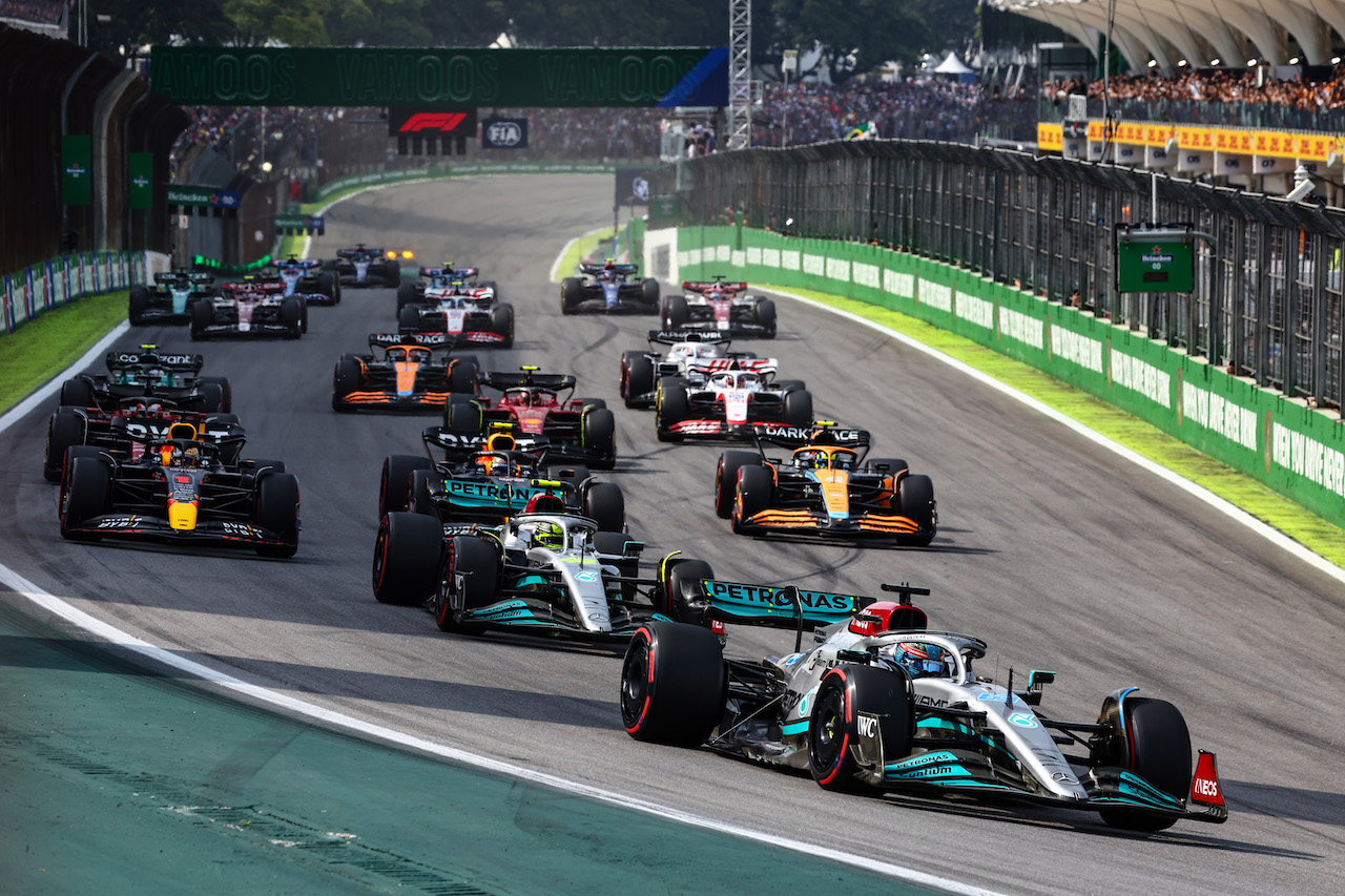 GP BRASILE, Start of the race, George Russell (GBR), Mercedes AMG F1 
13.11.2022. Formula 1 World Championship, Rd 21, Brazilian Grand Prix, Sao Paulo, Brazil, Gara Day.
- www.xpbimages.com, EMail: requests@xpbimages.com ¬© Copyright: Charniaux / XPB Images