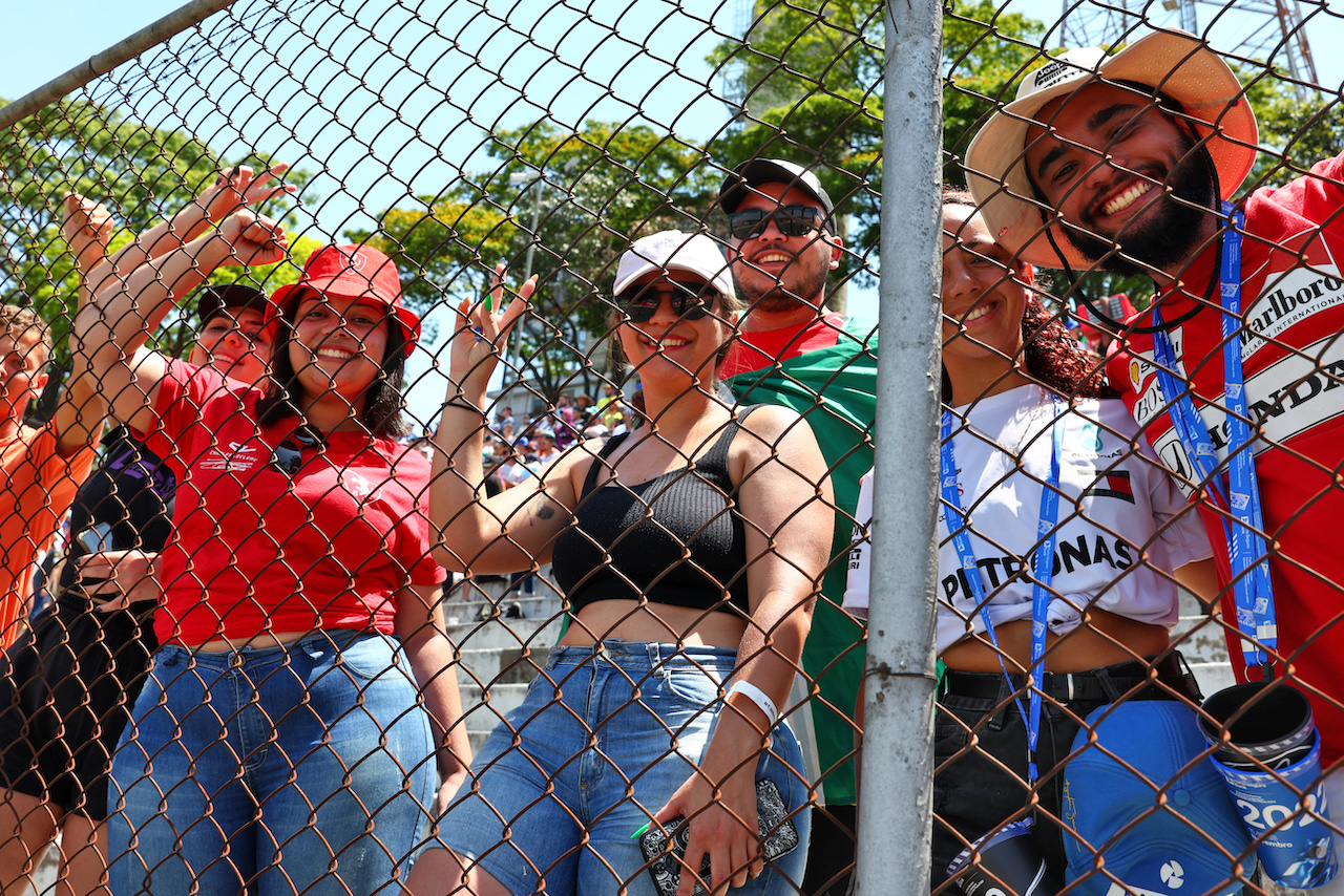 GP BRASILE, Circuit Atmosfera - fans.
13.11.2022. Formula 1 World Championship, Rd 21, Brazilian Grand Prix, Sao Paulo, Brazil, Gara Day.
 - www.xpbimages.com, EMail: requests@xpbimages.com © Copyright: Coates / XPB Images