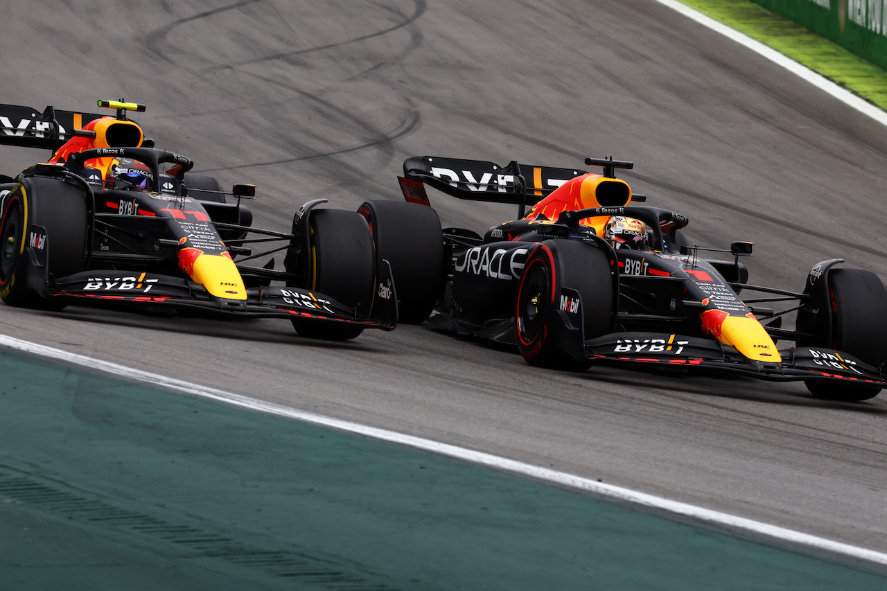 GP BRASILE, Sergio Perez (MEX), Red Bull Racing e Max Verstappen (NLD), Red Bull Racing 
13.11.2022. Formula 1 World Championship, Rd 21, Brazilian Grand Prix, Sao Paulo, Brazil, Gara Day.
- www.xpbimages.com, EMail: requests@xpbimages.com ¬© Copyright: Charniaux / XPB Images