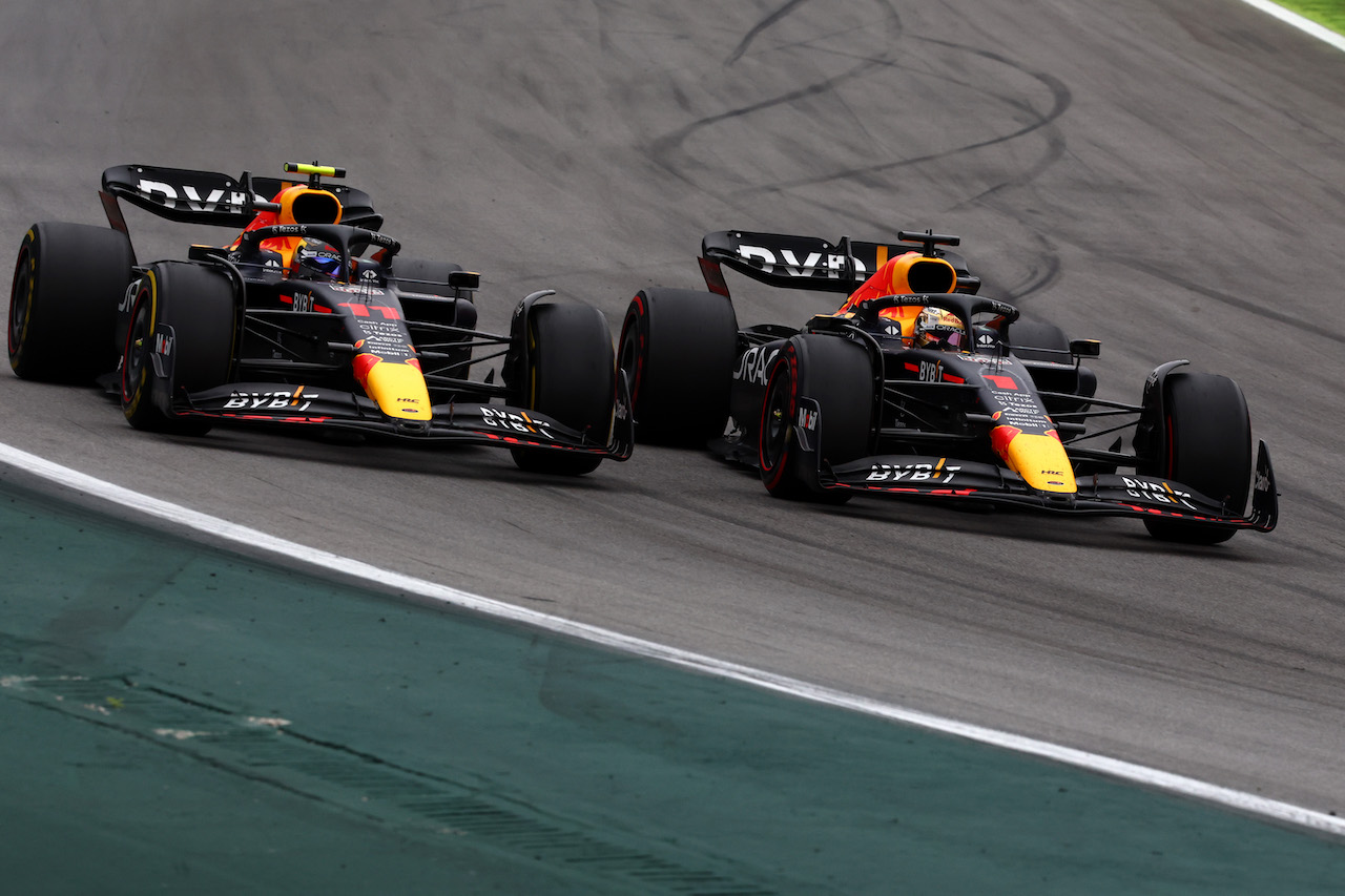 GP BRASILE, Sergio Perez (MEX), Red Bull Racing e Max Verstappen (NLD), Red Bull Racing 
13.11.2022. Formula 1 World Championship, Rd 21, Brazilian Grand Prix, Sao Paulo, Brazil, Gara Day.
- www.xpbimages.com, EMail: requests@xpbimages.com © Copyright: Charniaux / XPB Images