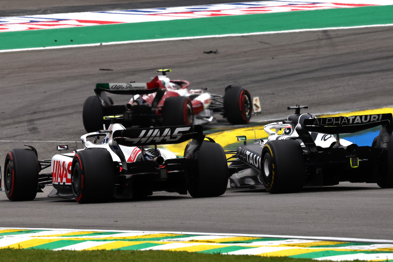 GP BRASILE, Mick Schumacher (GER), Haas F1 Team e Pierre Gasly (FRA), AlphaTauri F1 
13.11.2022. Formula 1 World Championship, Rd 21, Brazilian Grand Prix, Sao Paulo, Brazil, Gara Day.
- www.xpbimages.com, EMail: requests@xpbimages.com ¬© Copyright: Charniaux / XPB Images