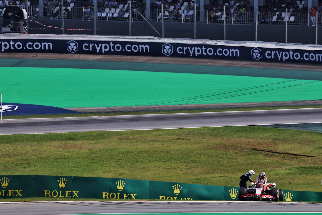 GP BRASILE, Kevin Magnussen (DEN) Haas VF-22 retired from the race.
13.11.2022. Formula 1 World Championship, Rd 21, Brazilian Grand Prix, Sao Paulo, Brazil, Gara Day.
- www.xpbimages.com, EMail: requests@xpbimages.com © Copyright: Bearne / XPB Images