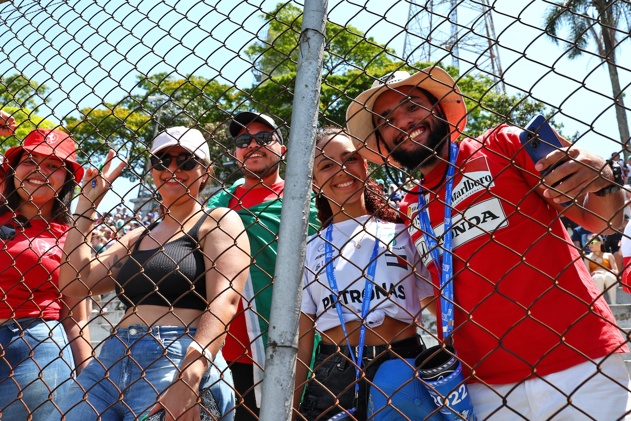 GP BRASILE, Circuit Atmosfera - fans.
13.11.2022. Formula 1 World Championship, Rd 21, Brazilian Grand Prix, Sao Paulo, Brazil, Gara Day.
 - www.xpbimages.com, EMail: requests@xpbimages.com © Copyright: Coates / XPB Images