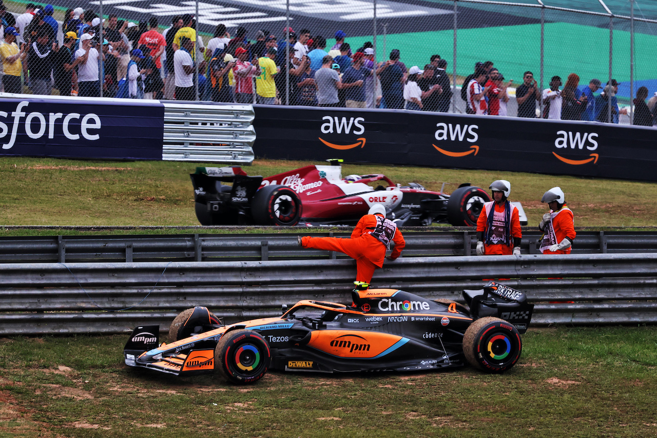 GP BRASILE, Lando Norris (GBR) McLaren MCL36 retired from the race.
13.11.2022. Formula 1 World Championship, Rd 21, Brazilian Grand Prix, Sao Paulo, Brazil, Gara Day.
- www.xpbimages.com, EMail: requests@xpbimages.com © Copyright: Bearne / XPB Images