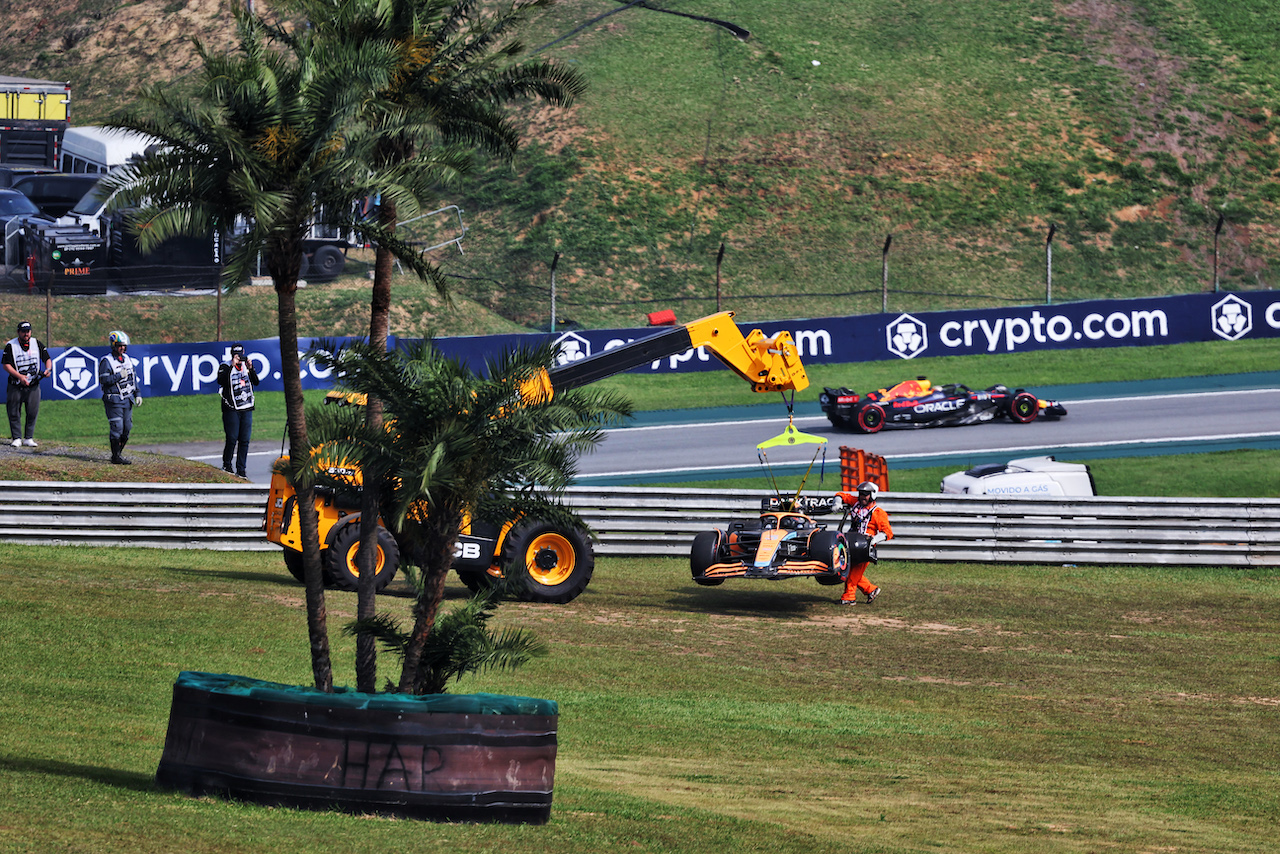 GP BRASILE, Daniel Ricciardo (AUS) McLaren MCL36 retired from the race.
13.11.2022. Formula 1 World Championship, Rd 21, Brazilian Grand Prix, Sao Paulo, Brazil, Gara Day.
- www.xpbimages.com, EMail: requests@xpbimages.com © Copyright: Bearne / XPB Images