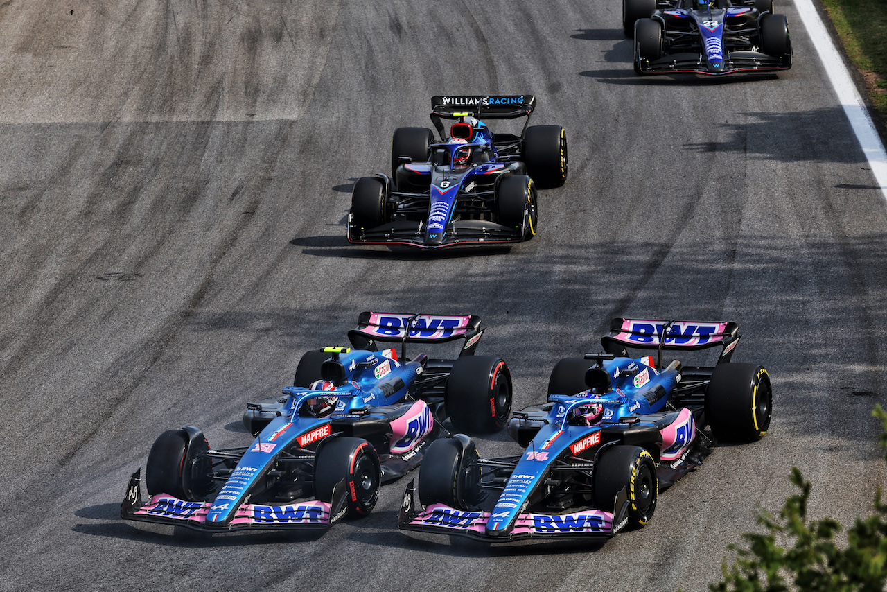 GP BRASILE, (L to R): Esteban Ocon (FRA) Alpine F1 Team A522 e Fernando Alonso (ESP) Alpine F1 Team A522 battle for position.
13.11.2022. Formula 1 World Championship, Rd 21, Brazilian Grand Prix, Sao Paulo, Brazil, Gara Day.
- www.xpbimages.com, EMail: requests@xpbimages.com © Copyright: Bearne / XPB Images