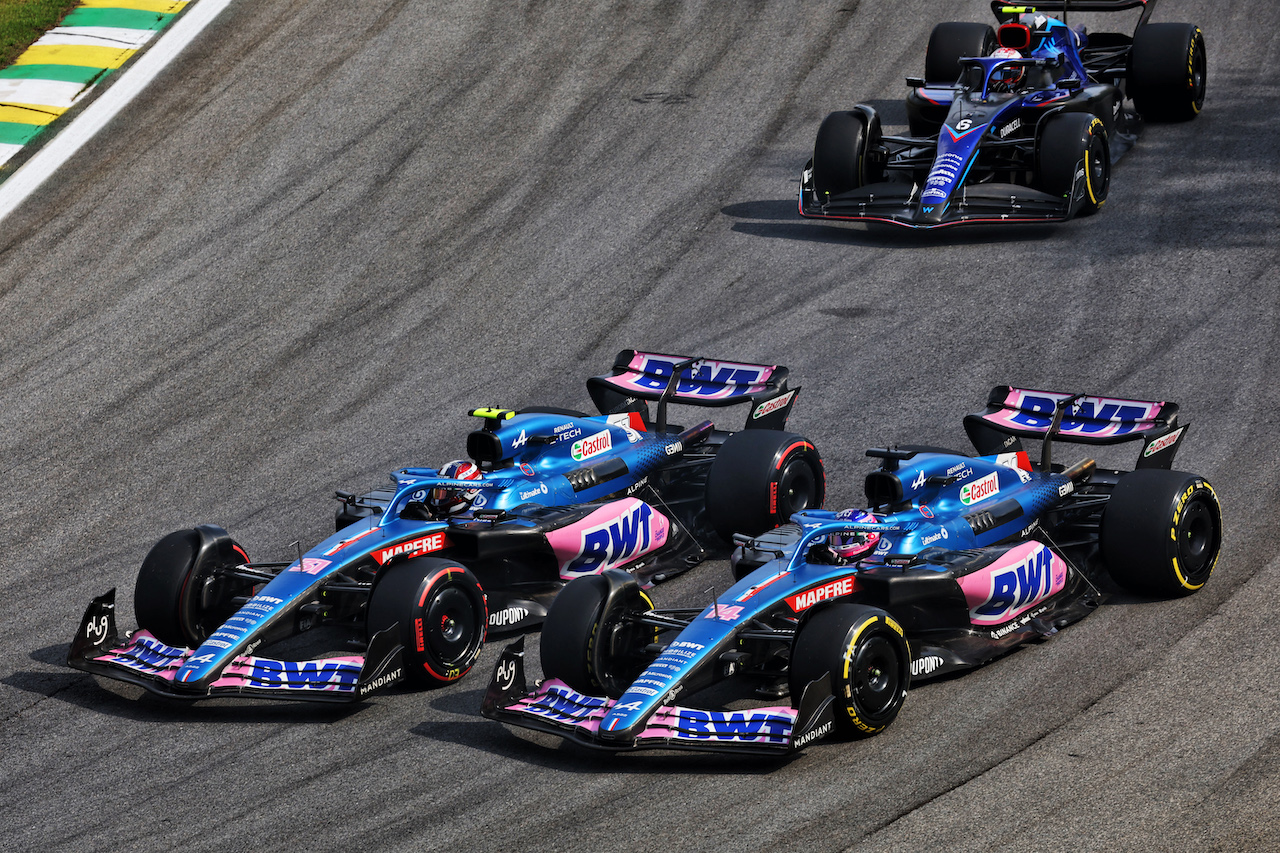 GP BRASILE, (L to R): Esteban Ocon (FRA) Alpine F1 Team A522 e Fernando Alonso (ESP) Alpine F1 Team A522 battle for position.
13.11.2022. Formula 1 World Championship, Rd 21, Brazilian Grand Prix, Sao Paulo, Brazil, Gara Day.
- www.xpbimages.com, EMail: requests@xpbimages.com © Copyright: Bearne / XPB Images