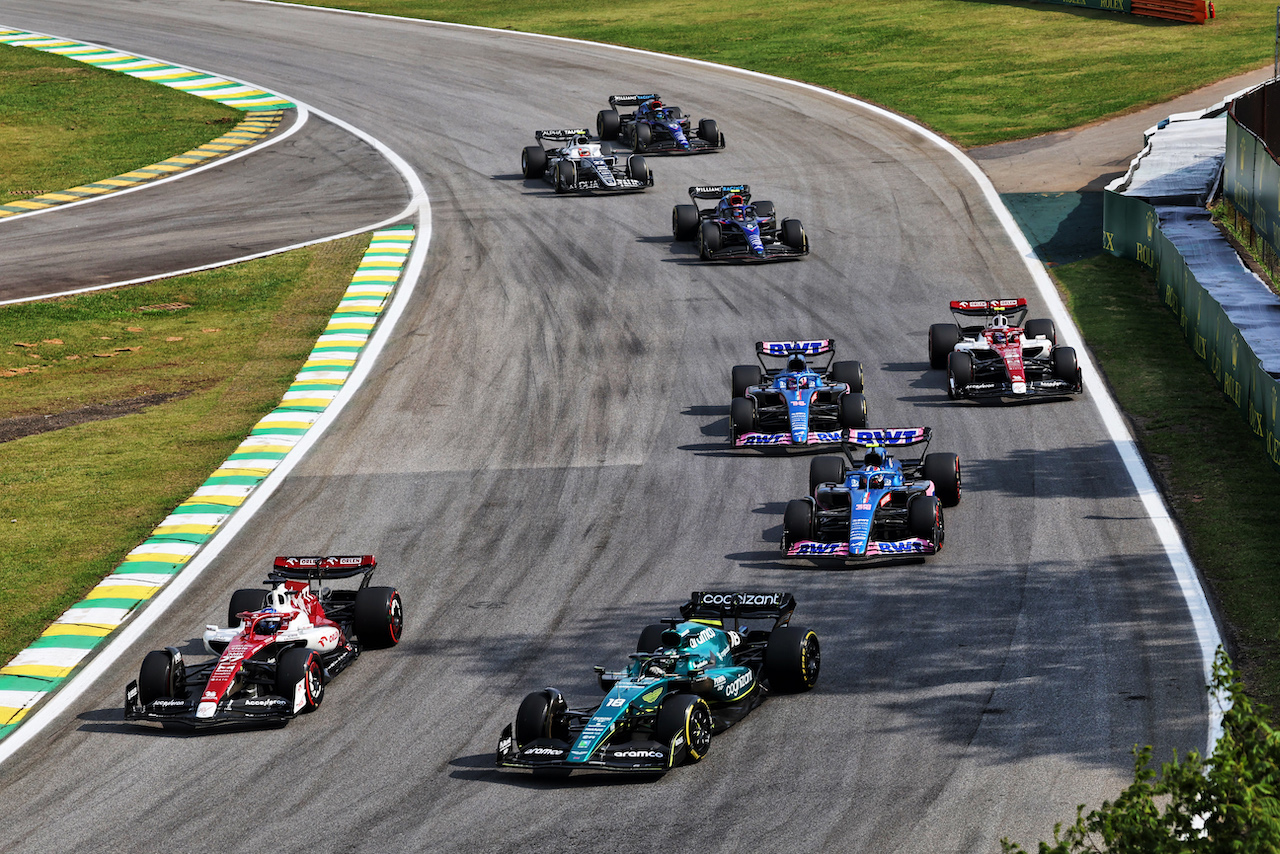 GP BRASILE, Valtteri Bottas (FIN) Alfa Romeo F1 Team C42 e Lance Stroll (CDN) Aston Martin F1 Team AMR22 battle for position.
13.11.2022. Formula 1 World Championship, Rd 21, Brazilian Grand Prix, Sao Paulo, Brazil, Gara Day.
- www.xpbimages.com, EMail: requests@xpbimages.com © Copyright: Bearne / XPB Images