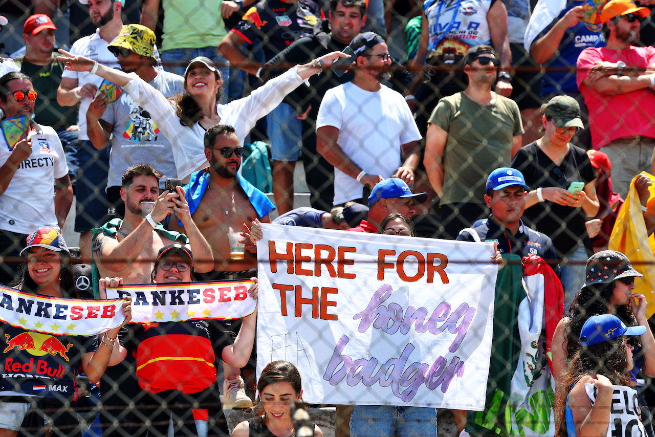 GP BRASILE, Circuit Atmosfera - fans.
13.11.2022. Formula 1 World Championship, Rd 21, Brazilian Grand Prix, Sao Paulo, Brazil, Gara Day.
 - www.xpbimages.com, EMail: requests@xpbimages.com © Copyright: Coates / XPB Images