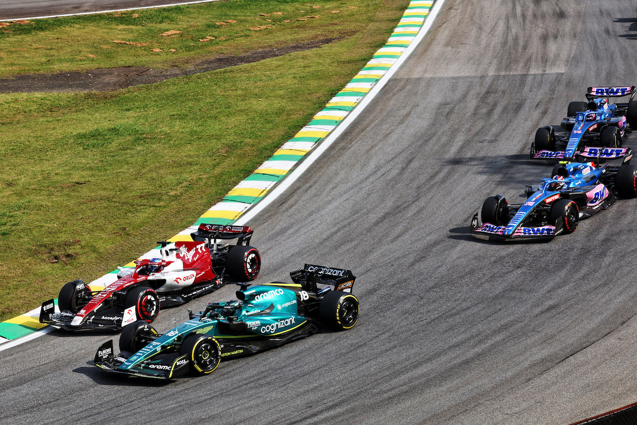 GP BRASILE, Valtteri Bottas (FIN) Alfa Romeo F1 Team C42 e Lance Stroll (CDN) Aston Martin F1 Team AMR22 battle for position.
13.11.2022. Formula 1 World Championship, Rd 21, Brazilian Grand Prix, Sao Paulo, Brazil, Gara Day.
- www.xpbimages.com, EMail: requests@xpbimages.com © Copyright: Bearne / XPB Images