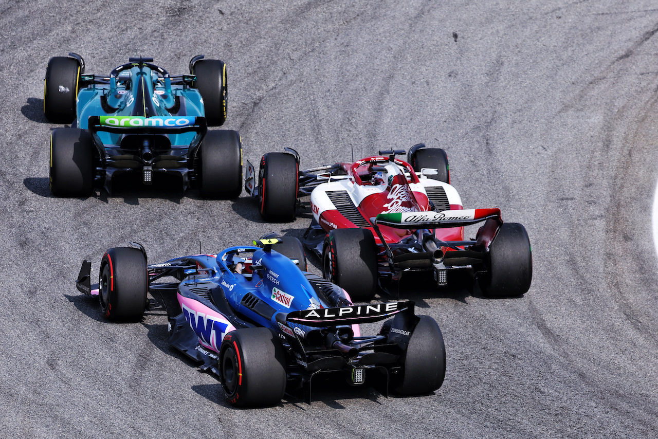 GP BRASILE, Valtteri Bottas (FIN) Alfa Romeo F1 Team C42 e Lance Stroll (CDN) Aston Martin F1 Team AMR22 battle for position ahead of Esteban Ocon (FRA) Alpine F1 Team A522.
13.11.2022. Formula 1 World Championship, Rd 21, Brazilian Grand Prix, Sao Paulo, Brazil, Gara Day.
- www.xpbimages.com, EMail: requests@xpbimages.com © Copyright: Bearne / XPB Images