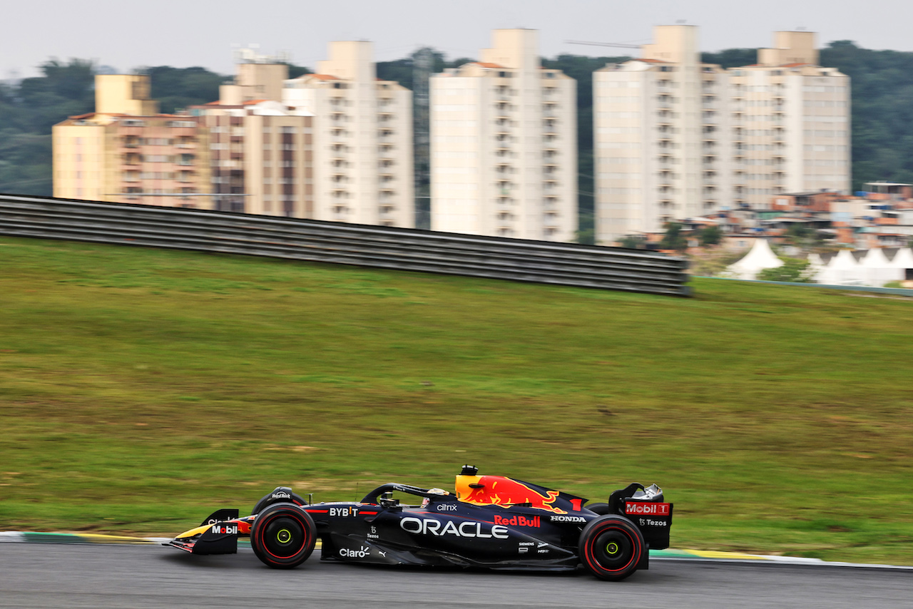 GP BRASILE, Max Verstappen (NLD) Red Bull Racing RB18.
13.11.2022. Formula 1 World Championship, Rd 21, Brazilian Grand Prix, Sao Paulo, Brazil, Gara Day.
- www.xpbimages.com, EMail: requests@xpbimages.com © Copyright: Bearne / XPB Images