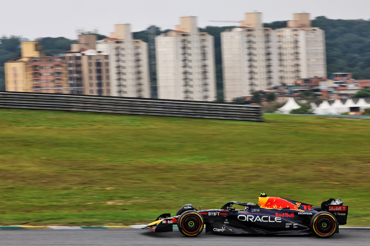 GP BRASILE, Sergio Perez (MEX) Red Bull Racing RB18.
13.11.2022. Formula 1 World Championship, Rd 21, Brazilian Grand Prix, Sao Paulo, Brazil, Gara Day.
- www.xpbimages.com, EMail: requests@xpbimages.com © Copyright: Bearne / XPB Images
