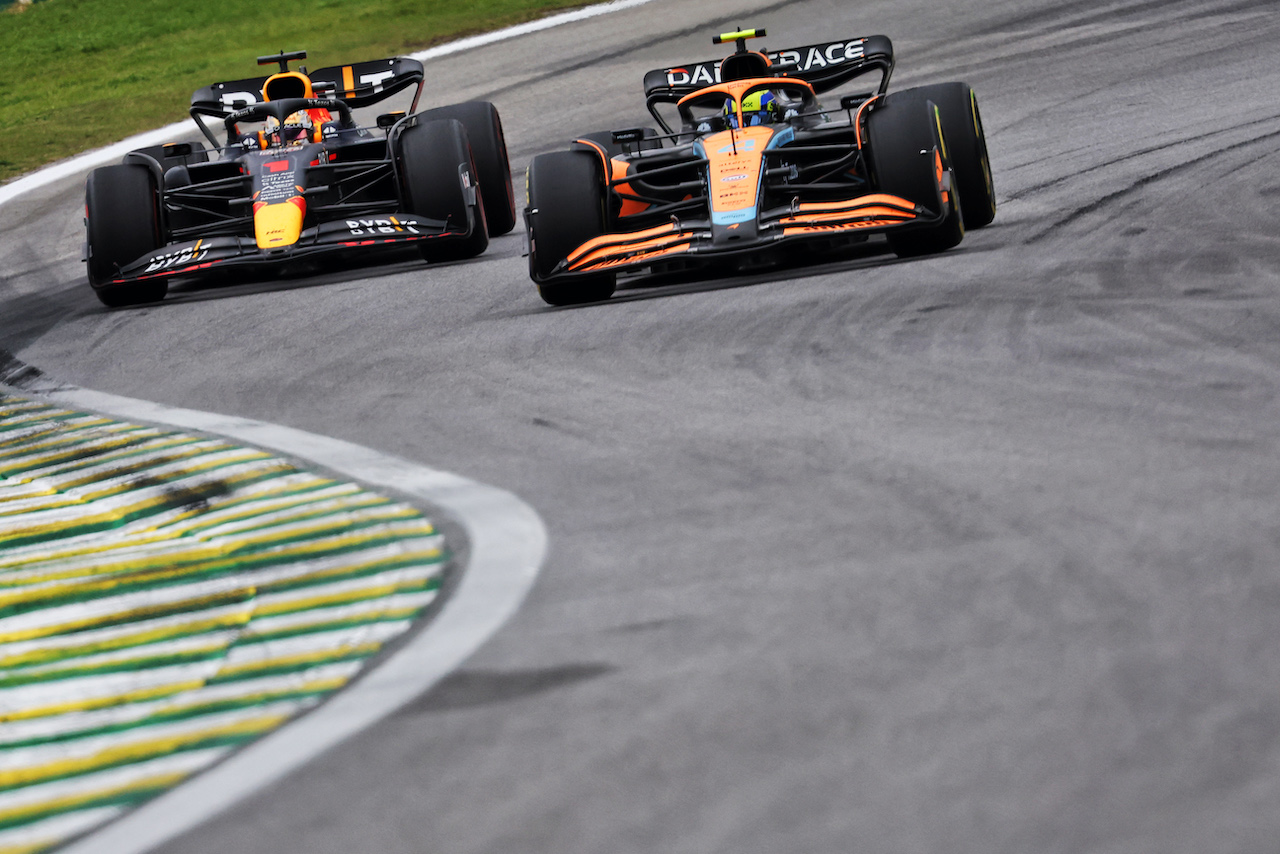 GP BRASILE, Lando Norris (GBR) McLaren MCL36 e Max Verstappen (NLD) Red Bull Racing RB18.
13.11.2022. Formula 1 World Championship, Rd 21, Brazilian Grand Prix, Sao Paulo, Brazil, Gara Day.
- www.xpbimages.com, EMail: requests@xpbimages.com © Copyright: Bearne / XPB Images