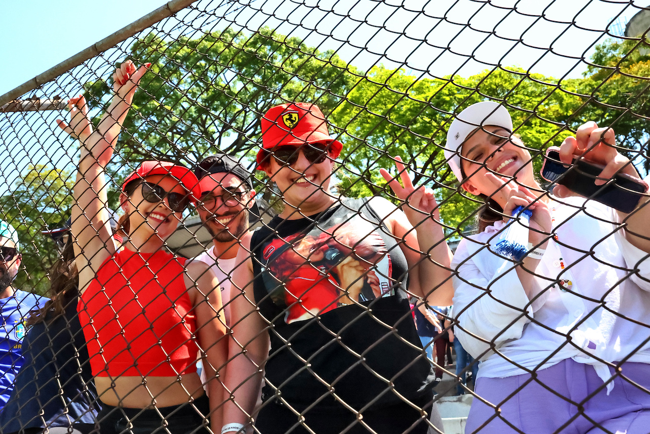 GP BRASILE, Circuit Atmosfera - fans.
13.11.2022. Formula 1 World Championship, Rd 21, Brazilian Grand Prix, Sao Paulo, Brazil, Gara Day.
 - www.xpbimages.com, EMail: requests@xpbimages.com © Copyright: Coates / XPB Images