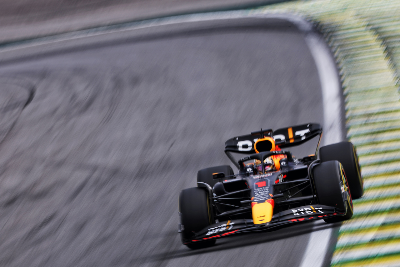 GP BRASILE, Max Verstappen (NLD) Red Bull Racing RB18.
13.11.2022. Formula 1 World Championship, Rd 21, Brazilian Grand Prix, Sao Paulo, Brazil, Gara Day.
- www.xpbimages.com, EMail: requests@xpbimages.com © Copyright: Bearne / XPB Images