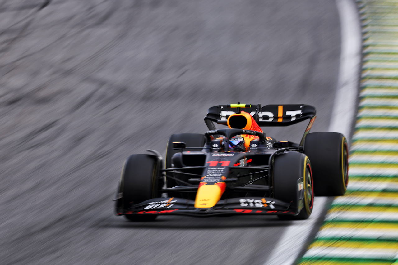 GP BRASILE, Sergio Perez (MEX) Red Bull Racing RB18.
13.11.2022. Formula 1 World Championship, Rd 21, Brazilian Grand Prix, Sao Paulo, Brazil, Gara Day.
- www.xpbimages.com, EMail: requests@xpbimages.com © Copyright: Bearne / XPB Images
