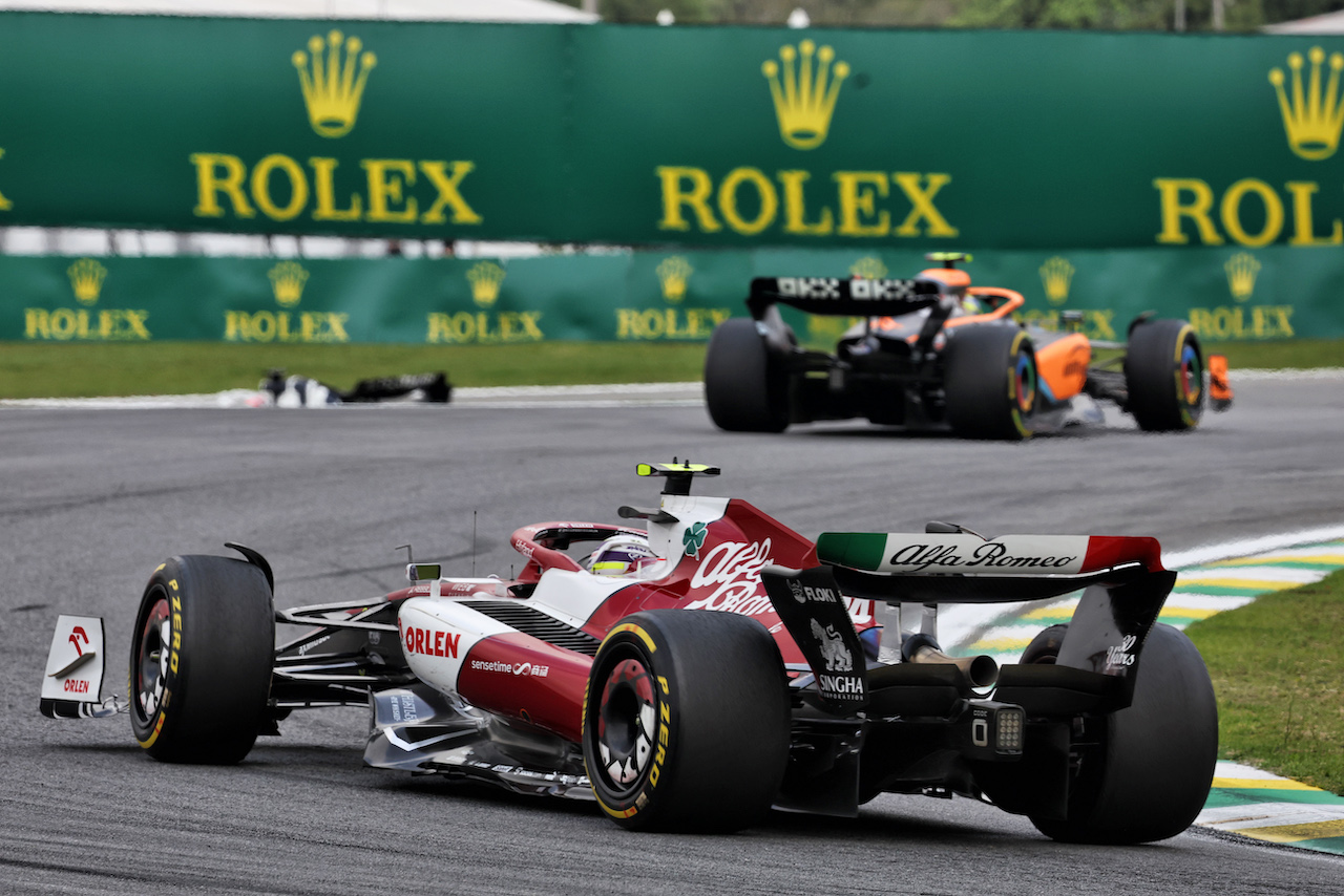 GP BRASILE, Guanyu Zhou (CHN) Alfa Romeo F1 Team C42.
13.11.2022. Formula 1 World Championship, Rd 21, Brazilian Grand Prix, Sao Paulo, Brazil, Gara Day.
- www.xpbimages.com, EMail: requests@xpbimages.com © Copyright: Bearne / XPB Images