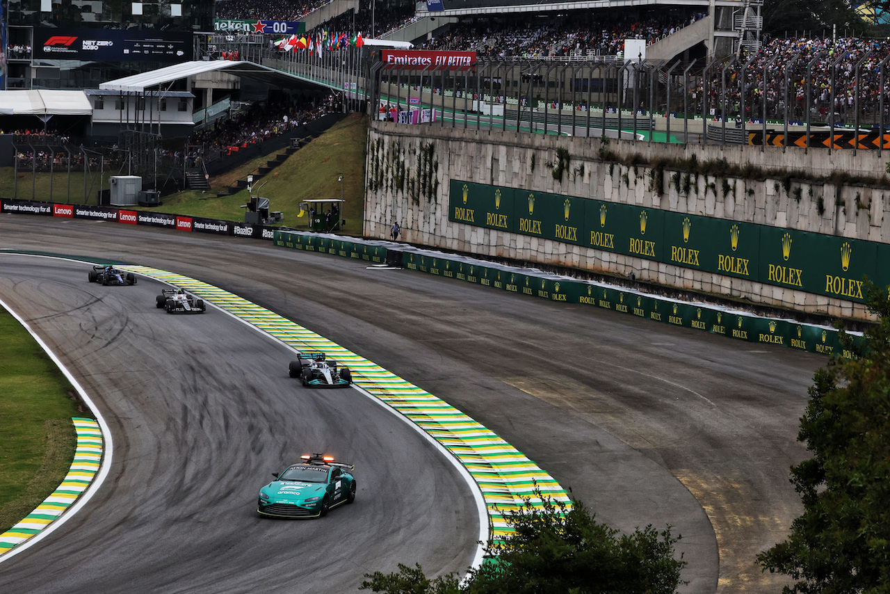 GP BRASILE, George Russell (GBR) Mercedes AMG F1 W13 davanti a behind the Aston Martin FIA Safety Car.
13.11.2022. Formula 1 World Championship, Rd 21, Brazilian Grand Prix, Sao Paulo, Brazil, Gara Day.
- www.xpbimages.com, EMail: requests@xpbimages.com © Copyright: Bearne / XPB Images