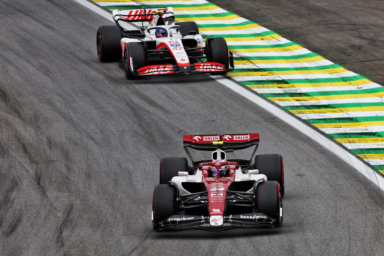 GP BRASILE, Guanyu Zhou (CHN) Alfa Romeo F1 Team C42.
13.11.2022. Formula 1 World Championship, Rd 21, Brazilian Grand Prix, Sao Paulo, Brazil, Gara Day.
- www.xpbimages.com, EMail: requests@xpbimages.com © Copyright: Bearne / XPB Images