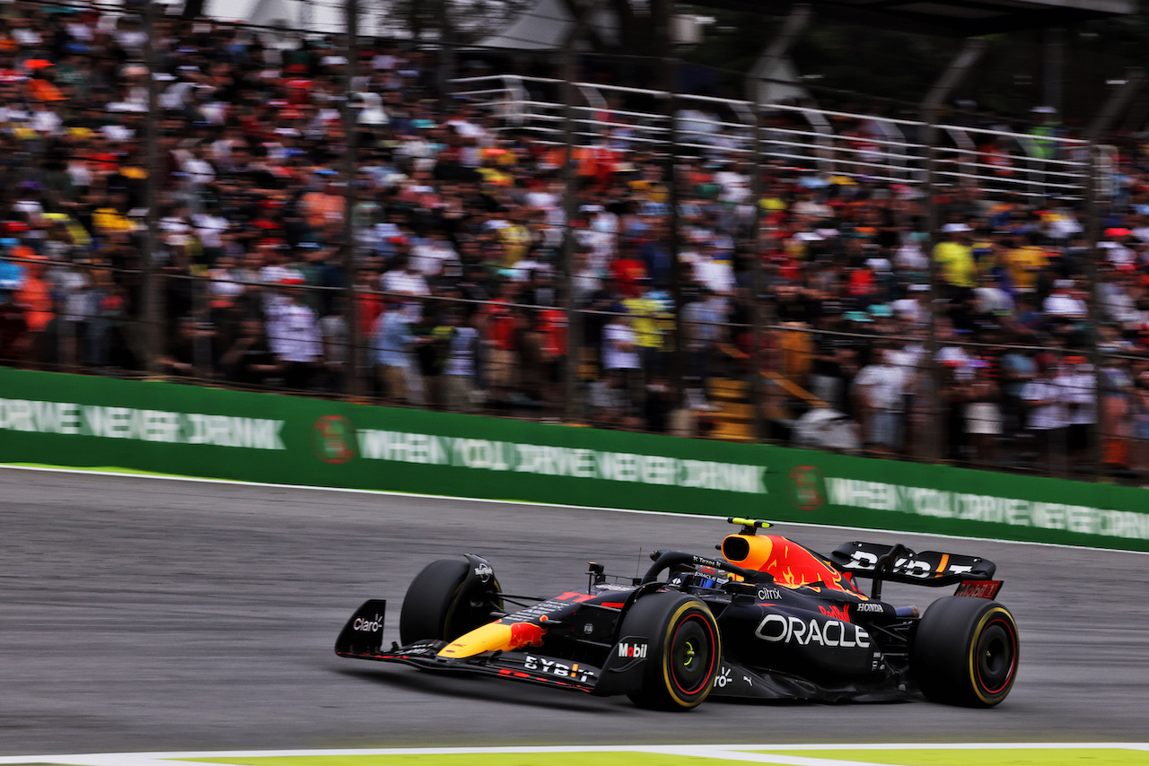 GP BRASILE, Sergio Perez (MEX) Red Bull Racing RB18.
13.11.2022. Formula 1 World Championship, Rd 21, Brazilian Grand Prix, Sao Paulo, Brazil, Gara Day.
- www.xpbimages.com, EMail: requests@xpbimages.com © Copyright: Bearne / XPB Images