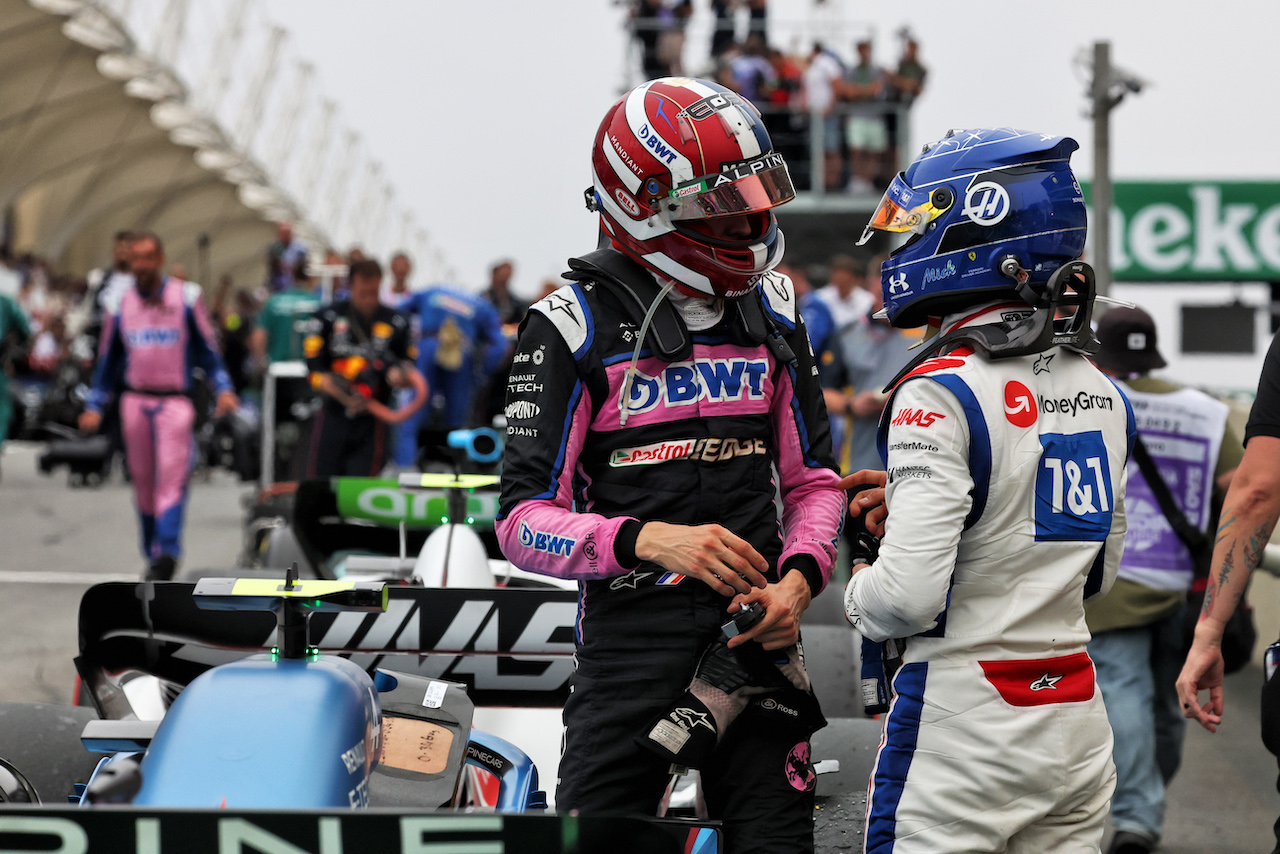 GP BRASILE, Esteban Ocon (FRA) Alpine F1 Team A522 in parc ferme with Mick Schumacher (GER) Haas F1 Team.
13.11.2022. Formula 1 World Championship, Rd 21, Brazilian Grand Prix, Sao Paulo, Brazil, Gara Day.
- www.xpbimages.com, EMail: requests@xpbimages.com © Copyright: Bearne / XPB Images