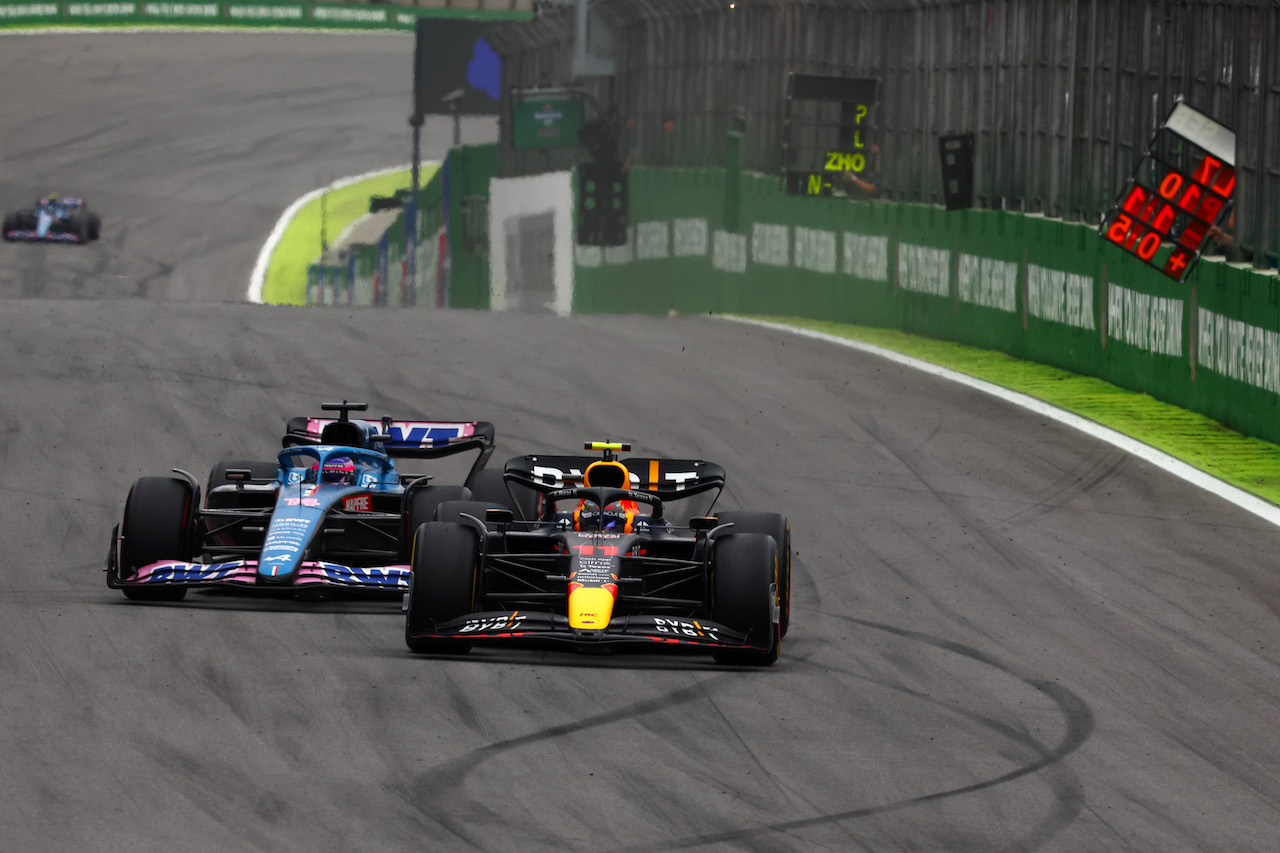 GP BRASILE, Fernando Alonso (ESP), Alpine F1 Team e Sergio Perez (MEX), Red Bull Racing 
13.11.2022. Formula 1 World Championship, Rd 21, Brazilian Grand Prix, Sao Paulo, Brazil, Gara Day.
- www.xpbimages.com, EMail: requests@xpbimages.com ¬© Copyright: Charniaux / XPB Images