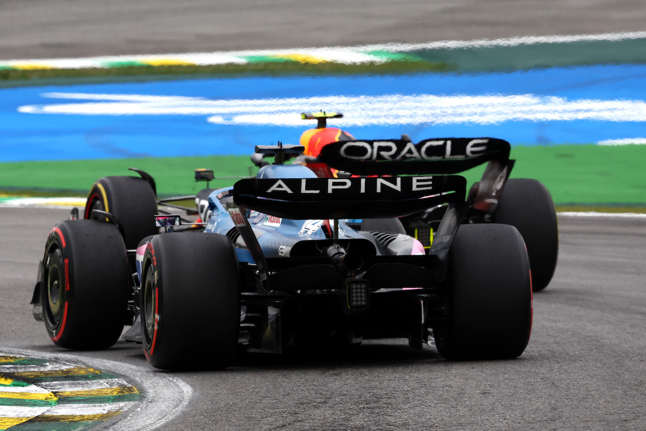 GP BRASILE, Fernando Alonso (ESP), Alpine F1 Team e Sergio Perez (MEX), Red Bull Racing 
13.11.2022. Formula 1 World Championship, Rd 21, Brazilian Grand Prix, Sao Paulo, Brazil, Gara Day.
- www.xpbimages.com, EMail: requests@xpbimages.com © Copyright: Charniaux / XPB Images