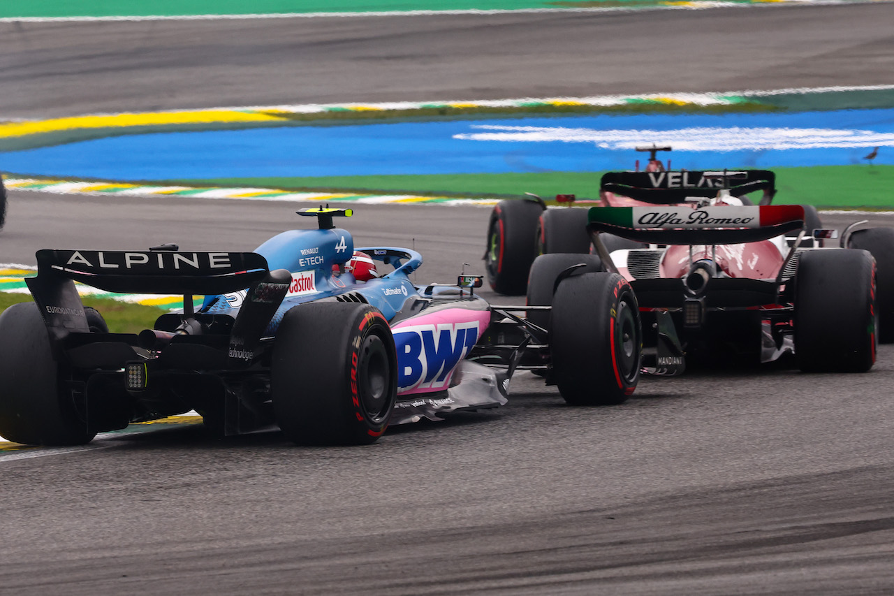 GP BRASILE, Esteban Ocon (FRA), Alpine F1 Team 
13.11.2022. Formula 1 World Championship, Rd 21, Brazilian Grand Prix, Sao Paulo, Brazil, Gara Day.
- www.xpbimages.com, EMail: requests@xpbimages.com ¬© Copyright: Charniaux / XPB Images