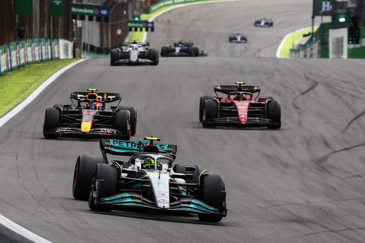 GP BRASILE, Lewis Hamilton (GBR), Mercedes AMG F1  
13.11.2022. Formula 1 World Championship, Rd 21, Brazilian Grand Prix, Sao Paulo, Brazil, Gara Day.
- www.xpbimages.com, EMail: requests@xpbimages.com ¬© Copyright: Charniaux / XPB Images