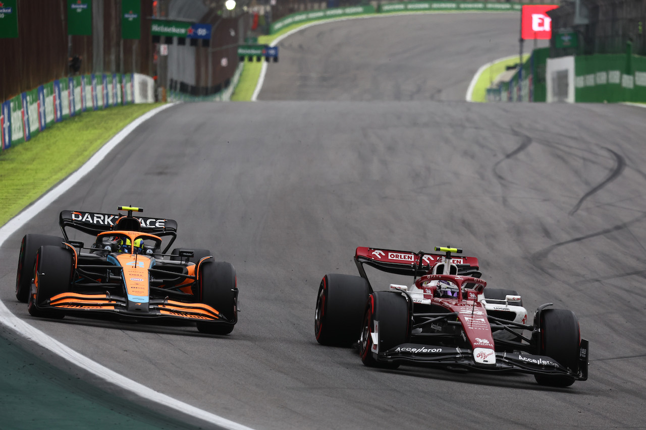 GP BRASILE, Lando Norris (GBR), McLaren F1 Team e Guanyu Zhou (CHI), Alfa Romeo Racing 
13.11.2022. Formula 1 World Championship, Rd 21, Brazilian Grand Prix, Sao Paulo, Brazil, Gara Day.
- www.xpbimages.com, EMail: requests@xpbimages.com ¬© Copyright: Charniaux / XPB Images