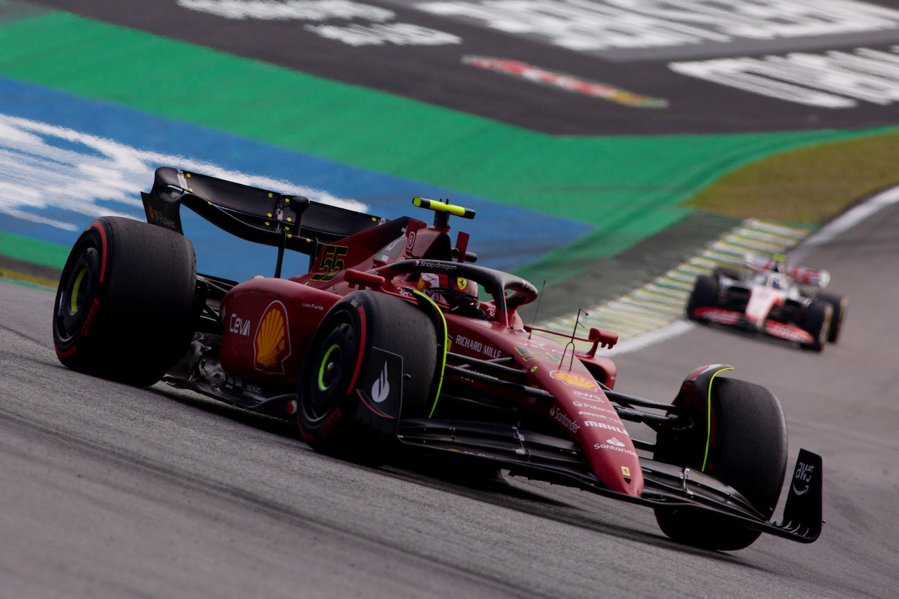 GP BRASILE, Carlos Sainz Jr (ESP) Ferrari F1-75. 
13.11.2022. Formula 1 World Championship, Rd 21, Brazilian Grand Prix, Sao Paulo, Brazil, Gara Day.
- www.xpbimages.com, EMail: requests@xpbimages.com © Copyright: XPB Images