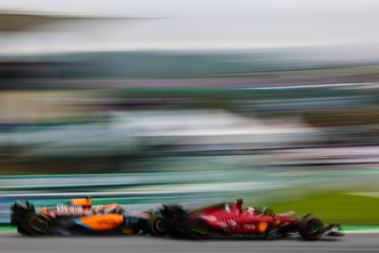 GP BRASILE, Lando Norris (GBR), McLaren F1 Team e Charles Leclerc (FRA), Ferrari 
13.11.2022. Formula 1 World Championship, Rd 21, Brazilian Grand Prix, Sao Paulo, Brazil, Gara Day.
- www.xpbimages.com, EMail: requests@xpbimages.com ¬© Copyright: Charniaux / XPB Images