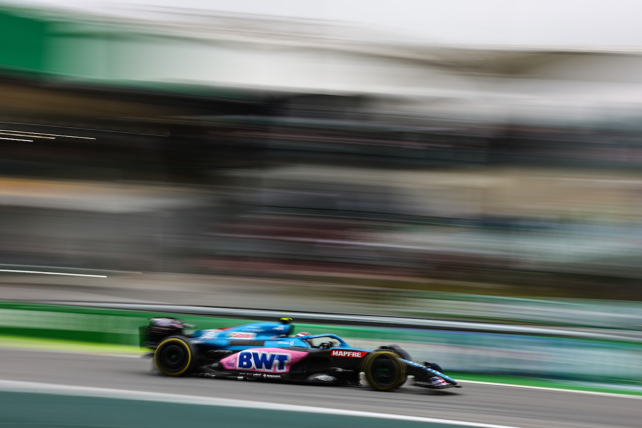 GP BRASILE, Esteban Ocon (FRA), Alpine F1 Team 
13.11.2022. Formula 1 World Championship, Rd 21, Brazilian Grand Prix, Sao Paulo, Brazil, Gara Day.
- www.xpbimages.com, EMail: requests@xpbimages.com ¬© Copyright: Charniaux / XPB Images