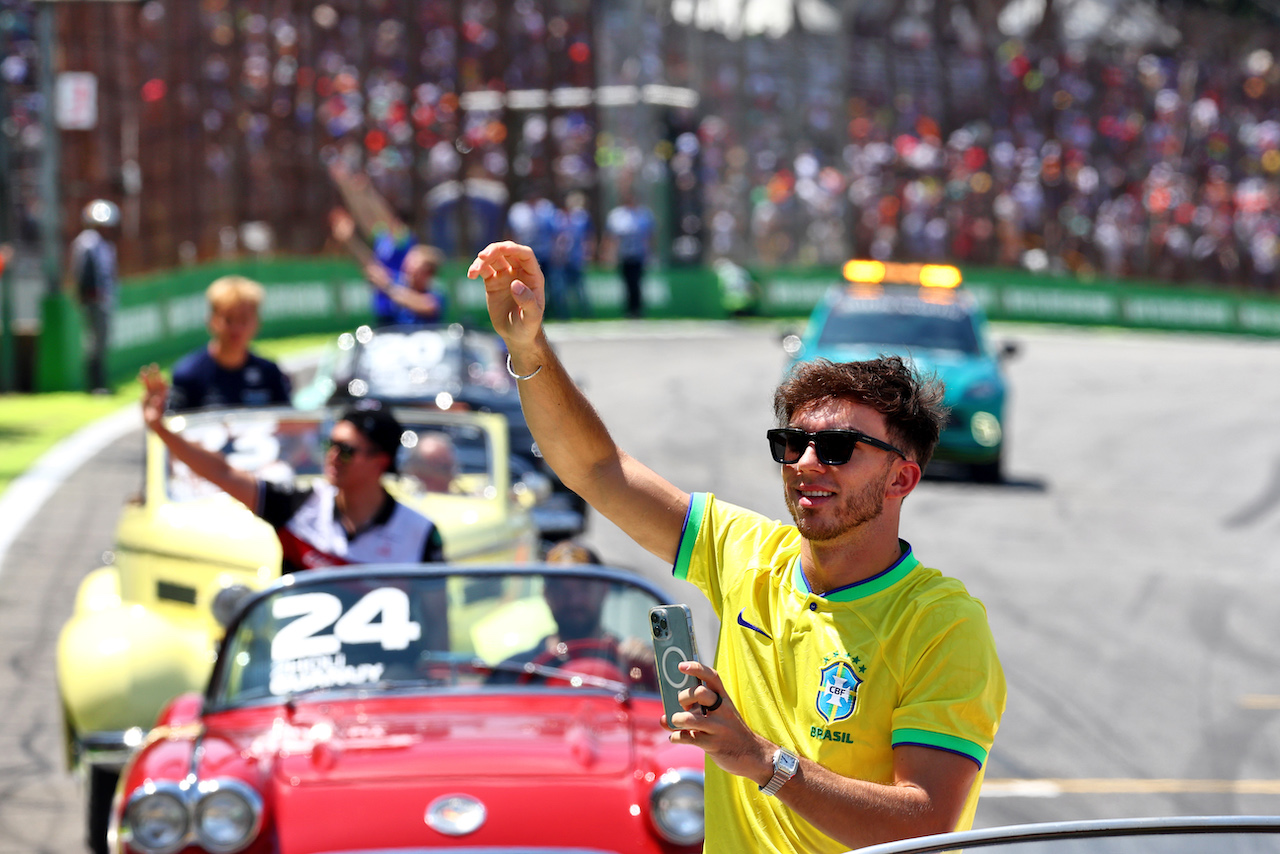 GP BRASILE, Pierre Gasly (FRA) AlphaTauri on the drivers parade.
13.11.2022. Formula 1 World Championship, Rd 21, Brazilian Grand Prix, Sao Paulo, Brazil, Gara Day.
 - www.xpbimages.com, EMail: requests@xpbimages.com © Copyright: Coates / XPB Images