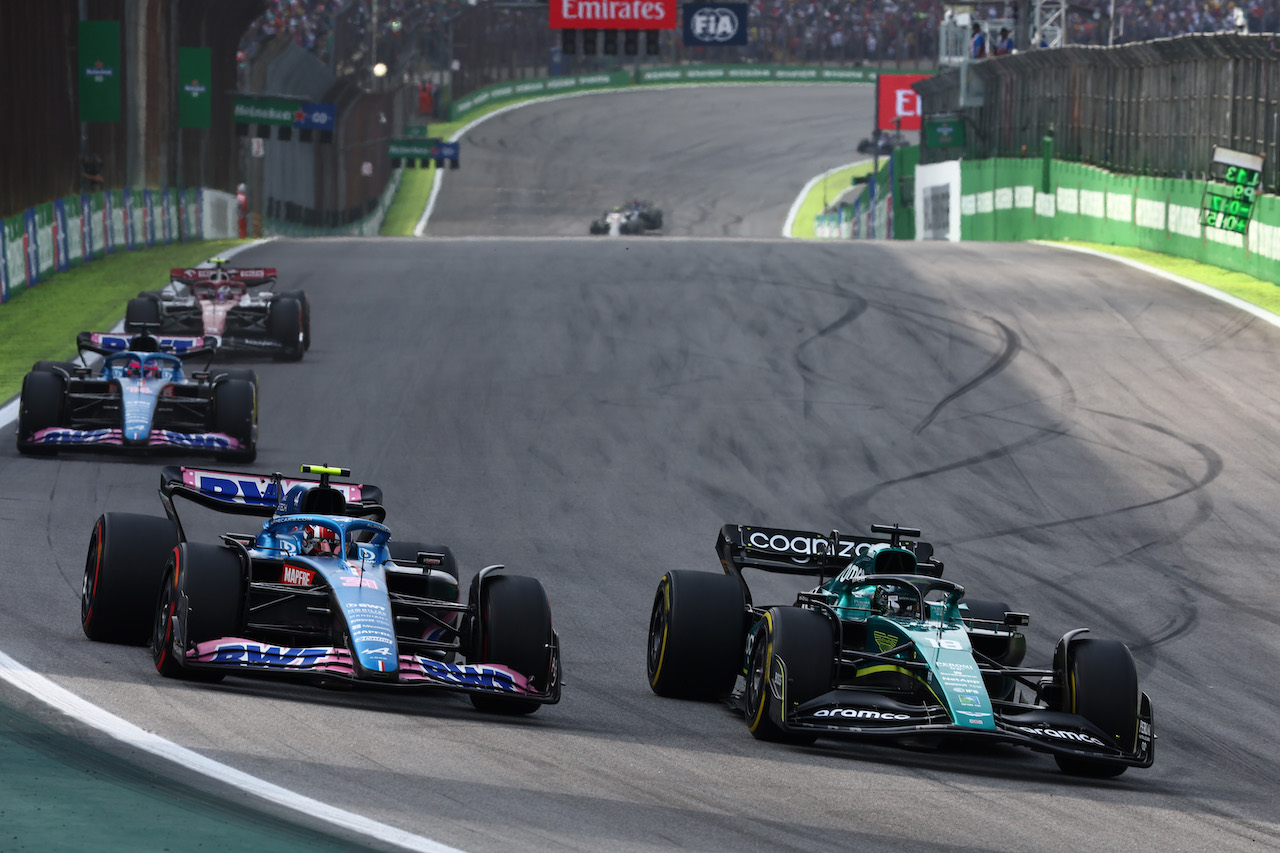 GP BRASILE, Lance Stroll (CDN), Aston Martin F1 Team e Esteban Ocon (FRA), Alpine F1 Team 
13.11.2022. Formula 1 World Championship, Rd 21, Brazilian Grand Prix, Sao Paulo, Brazil, Gara Day.
- www.xpbimages.com, EMail: requests@xpbimages.com © Copyright: Charniaux / XPB Images