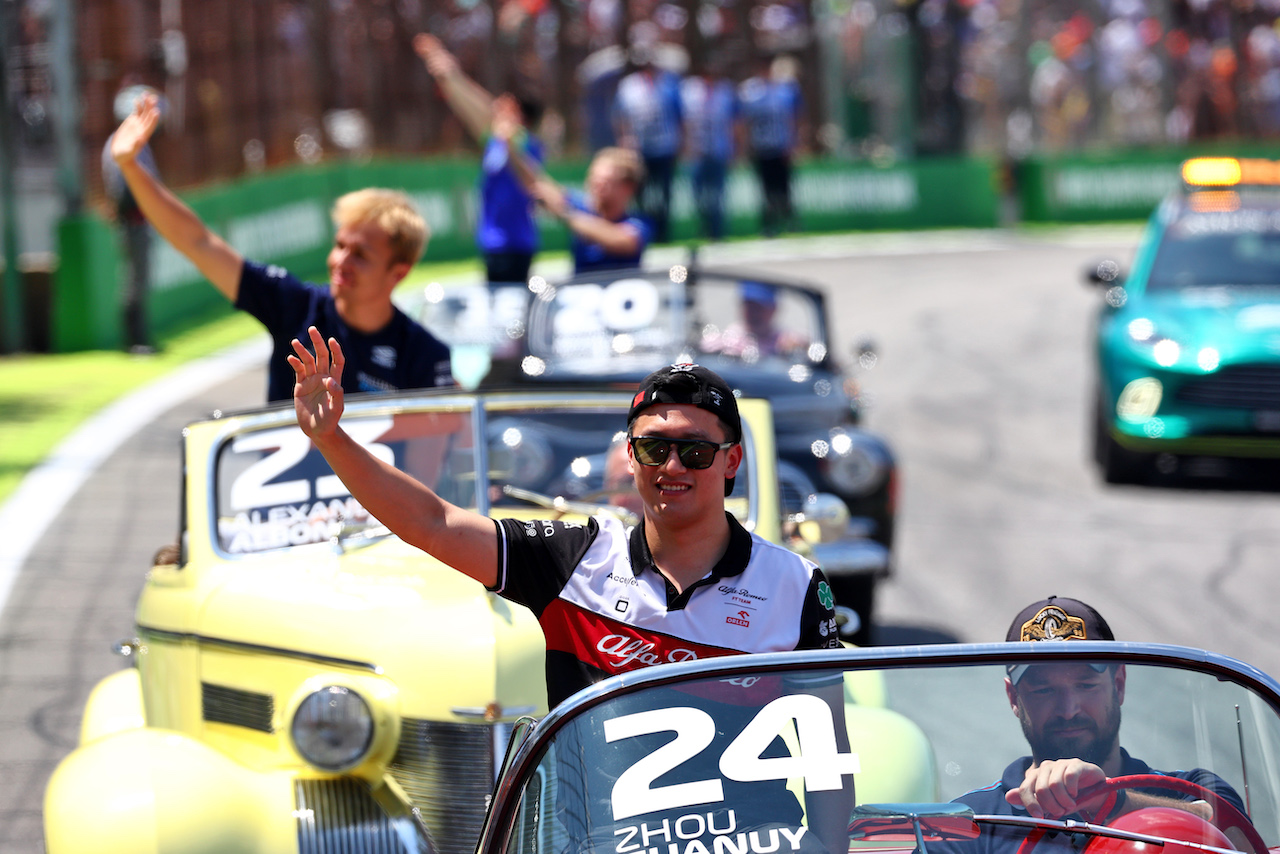 GP BRASILE, Guanyu Zhou (CHN) Alfa Romeo F1 Team on the drivers parade.
13.11.2022. Formula 1 World Championship, Rd 21, Brazilian Grand Prix, Sao Paulo, Brazil, Gara Day.
 - www.xpbimages.com, EMail: requests@xpbimages.com © Copyright: Coates / XPB Images