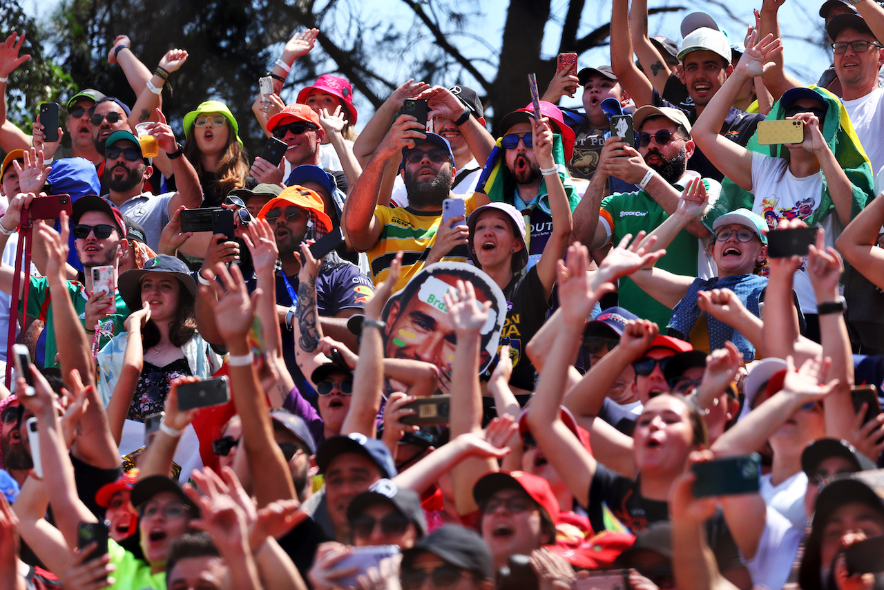 GP BRASILE, Circuit Atmosfera - fans.
13.11.2022. Formula 1 World Championship, Rd 21, Brazilian Grand Prix, Sao Paulo, Brazil, Gara Day.
 - www.xpbimages.com, EMail: requests@xpbimages.com © Copyright: Coates / XPB Images