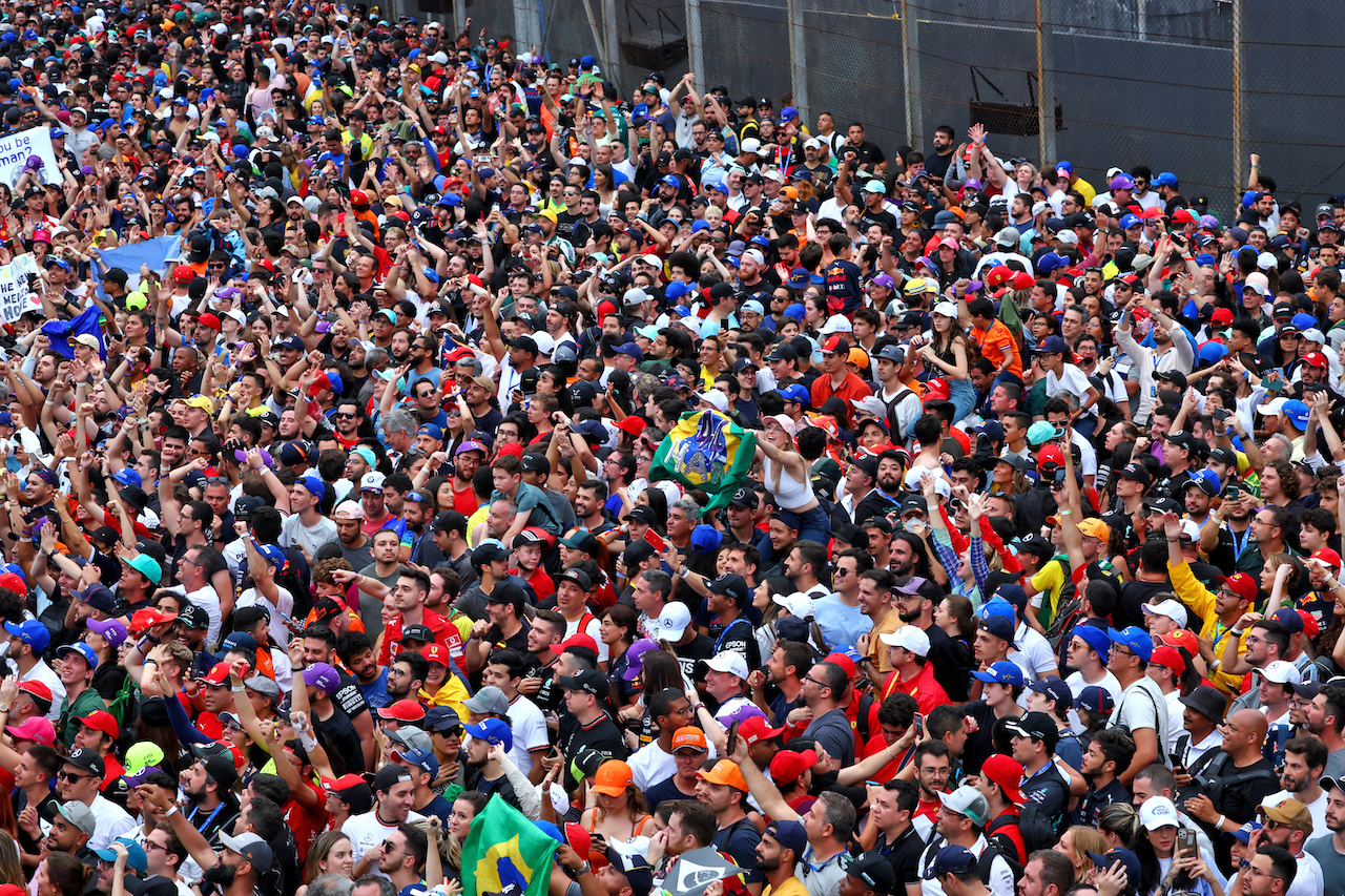 GP BRASILE, Circuit Atmosfera - fans at the podium.
13.11.2022. Formula 1 World Championship, Rd 21, Brazilian Grand Prix, Sao Paulo, Brazil, Gara Day.
 - www.xpbimages.com, EMail: requests@xpbimages.com © Copyright: Coates / XPB Images