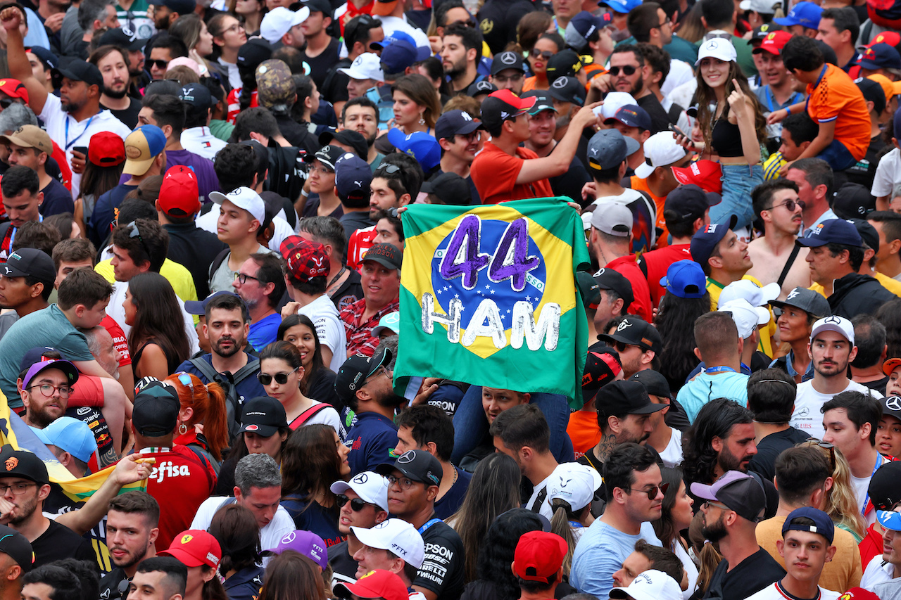 GP BRASILE, Circuit Atmosfera - fans at the podium.
13.11.2022. Formula 1 World Championship, Rd 21, Brazilian Grand Prix, Sao Paulo, Brazil, Gara Day.
 - www.xpbimages.com, EMail: requests@xpbimages.com © Copyright: Coates / XPB Images