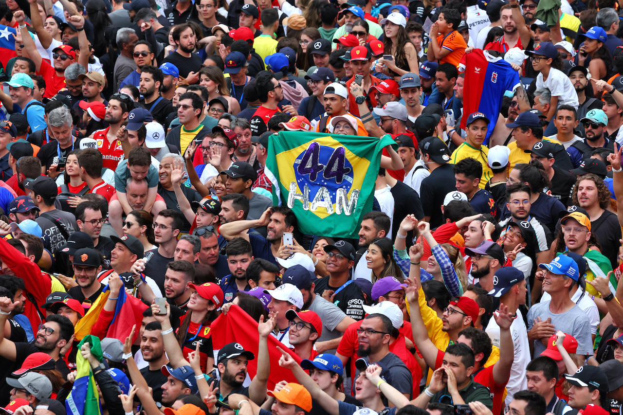 GP BRASILE, Circuit Atmosfera - fans at the podium.
13.11.2022. Formula 1 World Championship, Rd 21, Brazilian Grand Prix, Sao Paulo, Brazil, Gara Day.
 - www.xpbimages.com, EMail: requests@xpbimages.com © Copyright: Coates / XPB Images