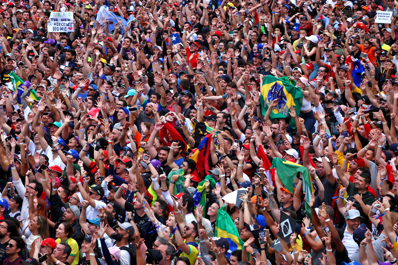 GP BRASILE, Circuit Atmosfera - fans at the podium.
13.11.2022. Formula 1 World Championship, Rd 21, Brazilian Grand Prix, Sao Paulo, Brazil, Gara Day.
 - www.xpbimages.com, EMail: requests@xpbimages.com © Copyright: Coates / XPB Images
