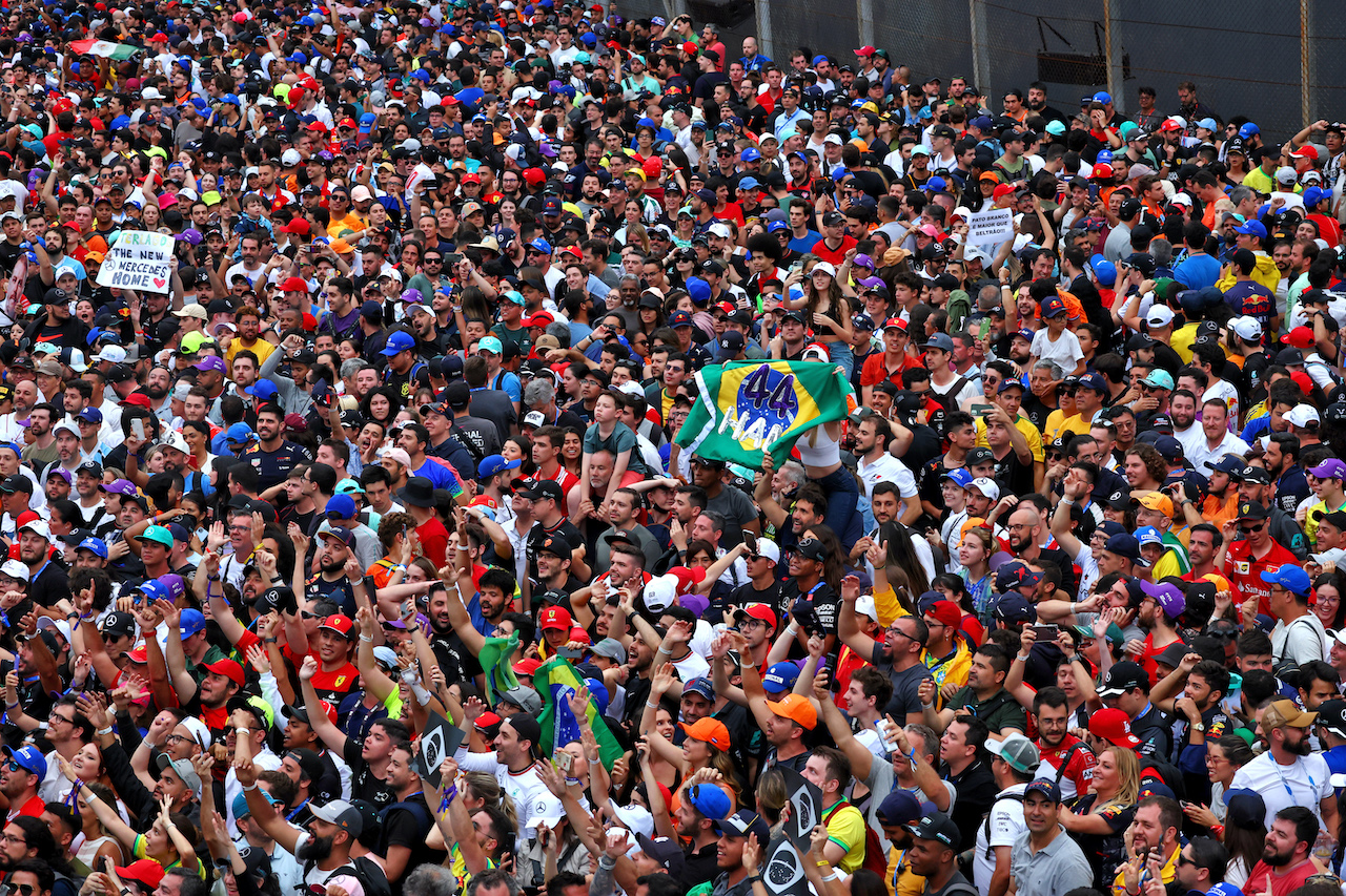 GP BRASILE, Circuit Atmosfera - fans at the podium.
13.11.2022. Formula 1 World Championship, Rd 21, Brazilian Grand Prix, Sao Paulo, Brazil, Gara Day.
 - www.xpbimages.com, EMail: requests@xpbimages.com © Copyright: Coates / XPB Images