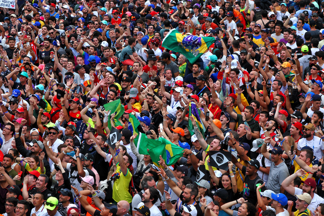 GP BRASILE, Circuit Atmosfera - fans at the podium.
13.11.2022. Formula 1 World Championship, Rd 21, Brazilian Grand Prix, Sao Paulo, Brazil, Gara Day.
 - www.xpbimages.com, EMail: requests@xpbimages.com © Copyright: Coates / XPB Images