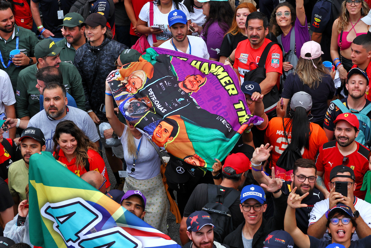 GP BRASILE, Circuit Atmosfera - fans at the podium.
13.11.2022. Formula 1 World Championship, Rd 21, Brazilian Grand Prix, Sao Paulo, Brazil, Gara Day.
 - www.xpbimages.com, EMail: requests@xpbimages.com © Copyright: Coates / XPB Images