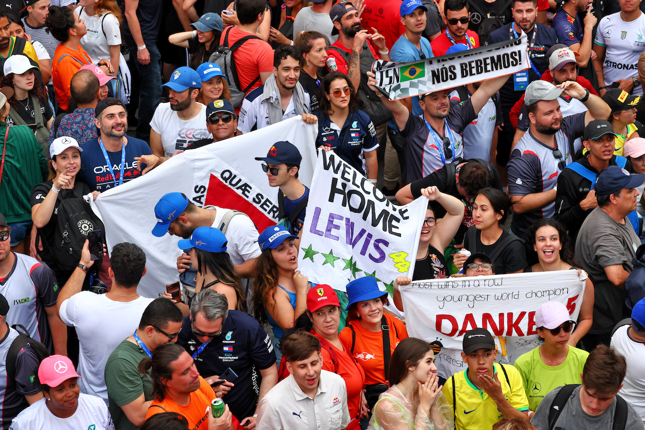 GP BRASILE, Circuit Atmosfera - fans at the podium.
13.11.2022. Formula 1 World Championship, Rd 21, Brazilian Grand Prix, Sao Paulo, Brazil, Gara Day.
 - www.xpbimages.com, EMail: requests@xpbimages.com © Copyright: Coates / XPB Images