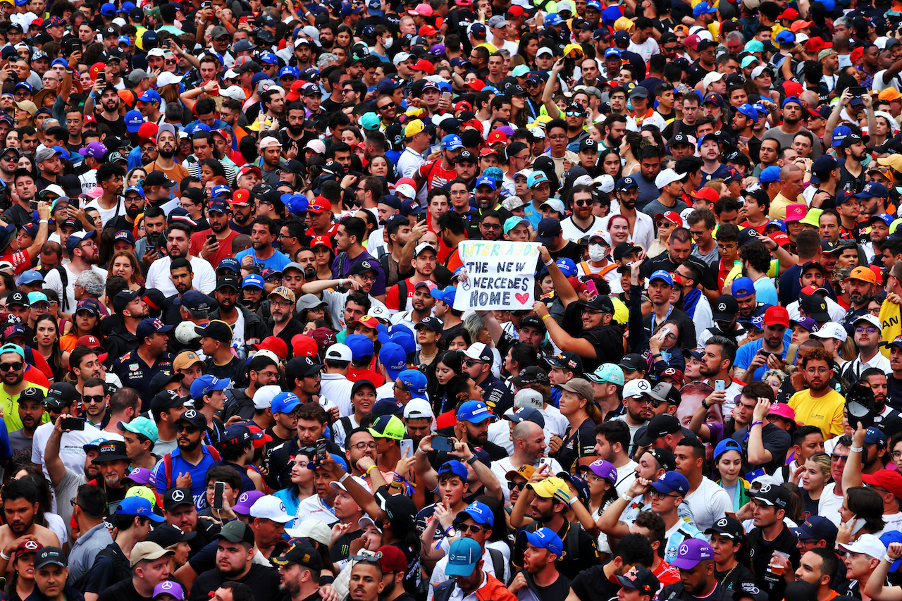 GP BRASILE, Circuit Atmosfera - fans at the podium.
13.11.2022. Formula 1 World Championship, Rd 21, Brazilian Grand Prix, Sao Paulo, Brazil, Gara Day.
 - www.xpbimages.com, EMail: requests@xpbimages.com © Copyright: Coates / XPB Images