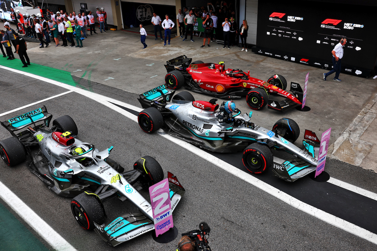 GP BRASILE, Gara winner George Russell (GBR) Mercedes AMG F1 W13, second placed Lewis Hamilton (GBR) Mercedes AMG F1 W13, e vincitore Carlos Sainz Jr (ESP) Ferrari F1-75 in parc ferme.
13.11.2022. Formula 1 World Championship, Rd 21, Brazilian Grand Prix, Sao Paulo, Brazil, Gara Day.
 - www.xpbimages.com, EMail: requests@xpbimages.com © Copyright: Coates / XPB Images