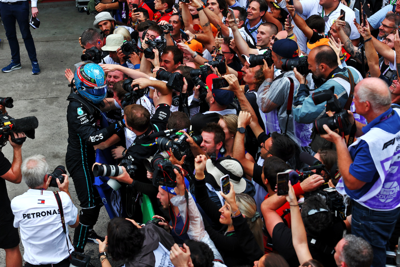 GP BRASILE, Gara winner George Russell (GBR) Mercedes AMG F1 with the team in parc ferme.
13.11.2022. Formula 1 World Championship, Rd 21, Brazilian Grand Prix, Sao Paulo, Brazil, Gara Day.
 - www.xpbimages.com, EMail: requests@xpbimages.com © Copyright: Coates / XPB Images